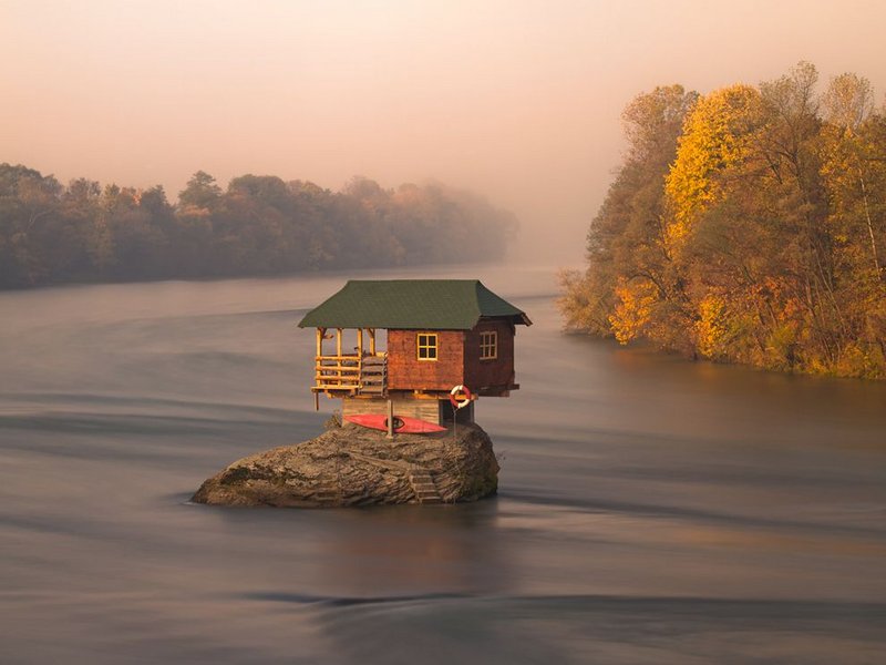 house-river-serbia_57361_990x742.jpg