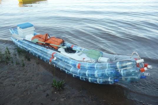 Federico-Blanc-Recycled-Plastic-Soda-Bottles-Kayak-1-537x358.jpg